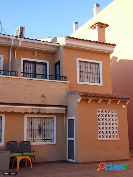 Bungalow de tres plantas con ascensor, piscina y garaje en las Bayas