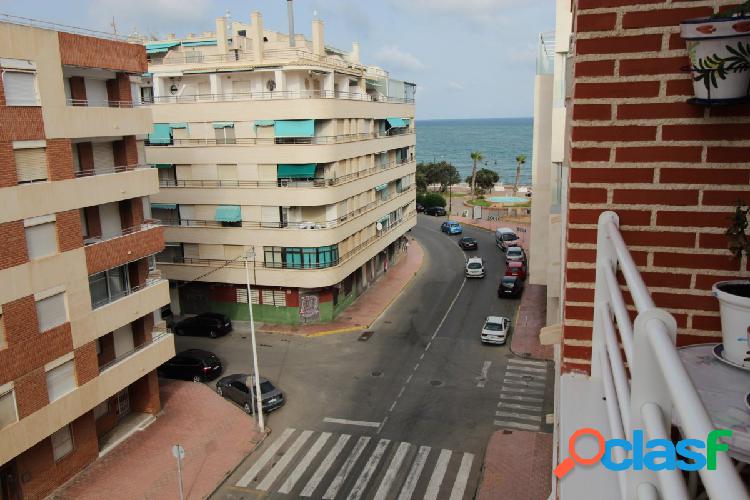 Apartamento semi-reformado con vistas laterales al Mar!