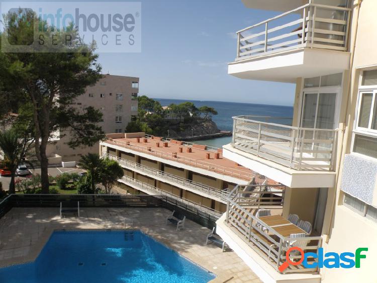 Sea views, in 1st line, 2 bedrooms,1 bathroom, living room, pool, parking, direct access to the beach. Sea views, first line, with 2 bedrooms, 1 bathroom, dining-livingroom, swimming-pool, pa