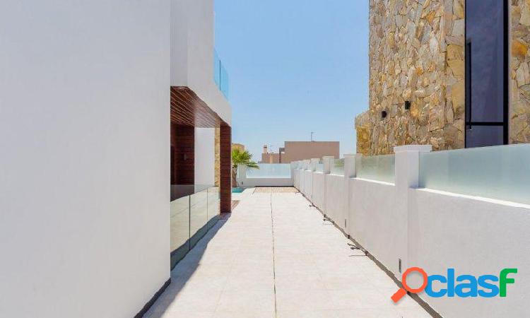 Villa de lujo 4 dormitorios, 4 baños, solárium, sótano en Torrevieja (Torre del Moro) 2