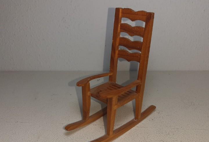 Antigua mecedora en madera para casa de muñecas juguete Antigua mecedora en madera para casa de muñecas juguete