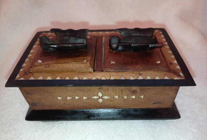 Antigua escribanía o caja de escritorio,en madera con Antigua escribanía o caja de escritorio,en madera con