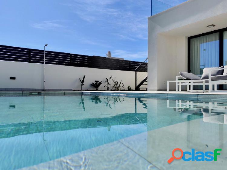 Villa de nueva construcción con vistas al mar en Polop
