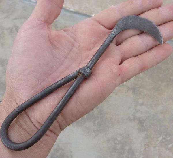 Antigua hoz realizada en forja de una sola pieza, utilizada Antigua hoz realizada en forja de una sola pieza, utilizada