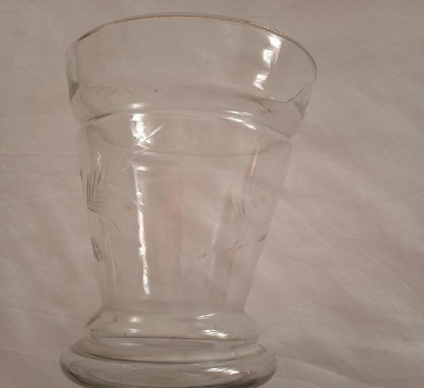 Antiguo jarrón de cristal soplado, tallado a mano. 21 cm.