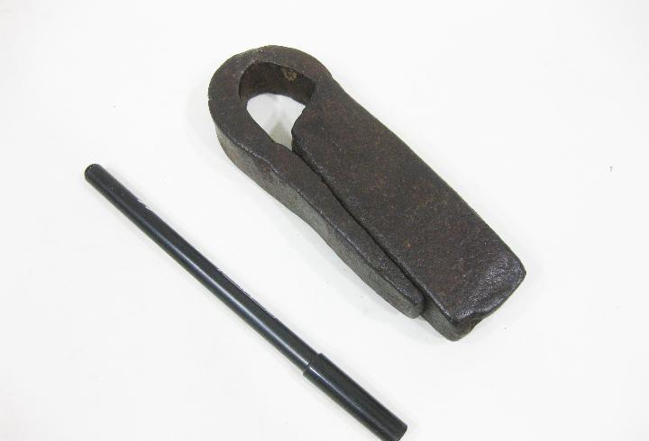 Antigua pesa de hierro forjado con una marca Antigua pesa de hierro forjado con una marca