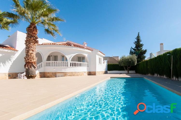 VILLA DE ESTILO MEDITERR\xc3\x81NEO DE NUEVA CONSTRUCCI\xc3\x93N CERCA DE CIUDAD QUESADA