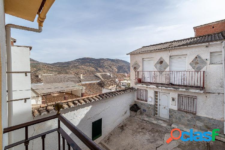 Bonita casa con 3 habitaciones, 2 ba/xc3/xb1os, sal/xc3/xb3n y patio situada en pleno centro de Colomera.