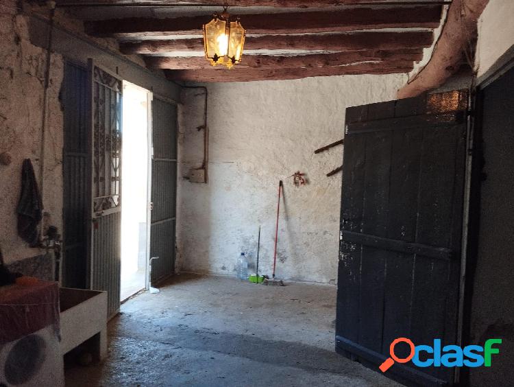 Casa con patio en Valdeltormo 1