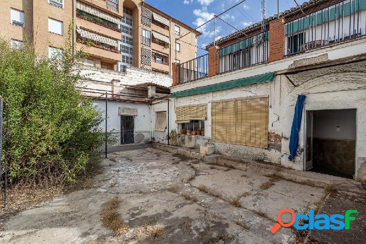 Casa con gran patio para reformar en Cardenal Parrado 1