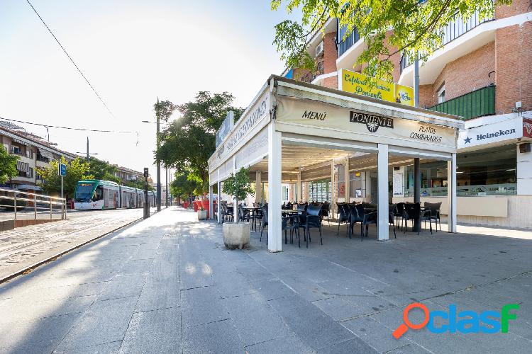 Venta por jubilaci/xc3/xb3n, de local + cafeter/xc3/xada + restaurante en Armilla, frente a la parada del Metro.