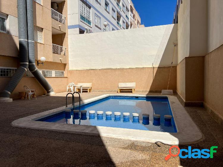 Apartamento en pleno centro de torrevieja con piscina comunitaria!