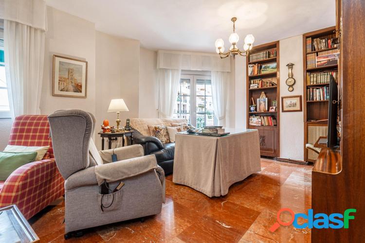 Amplio piso con garaje en Carril del Pic\xc3\xb3n de 5 habitaciones, 2 ba\xc3\xb1os y balc\xc3\xb3n