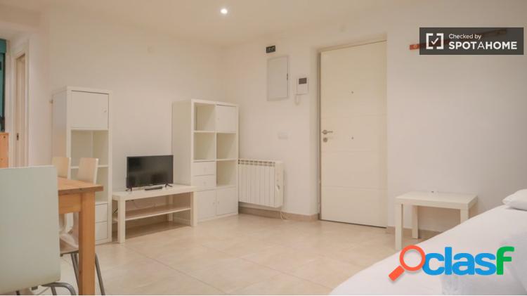 Se alquila piso de 1 dormitorio en Embajadores, gastos incluidos. 1