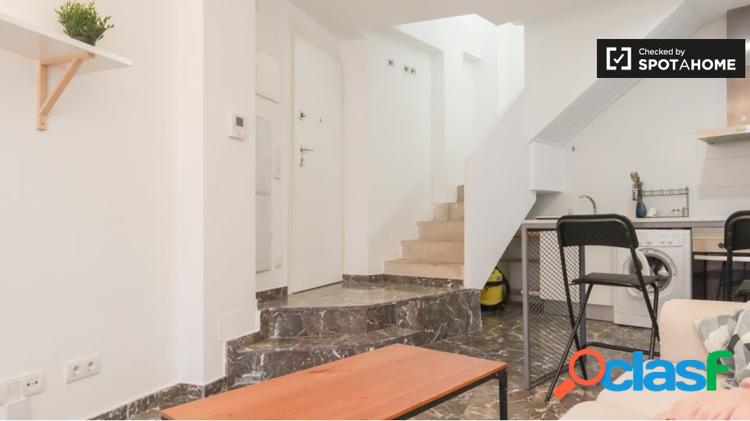 Se alquila piso de 2 habitaciones en Berruguete, gastos incluidos. 2