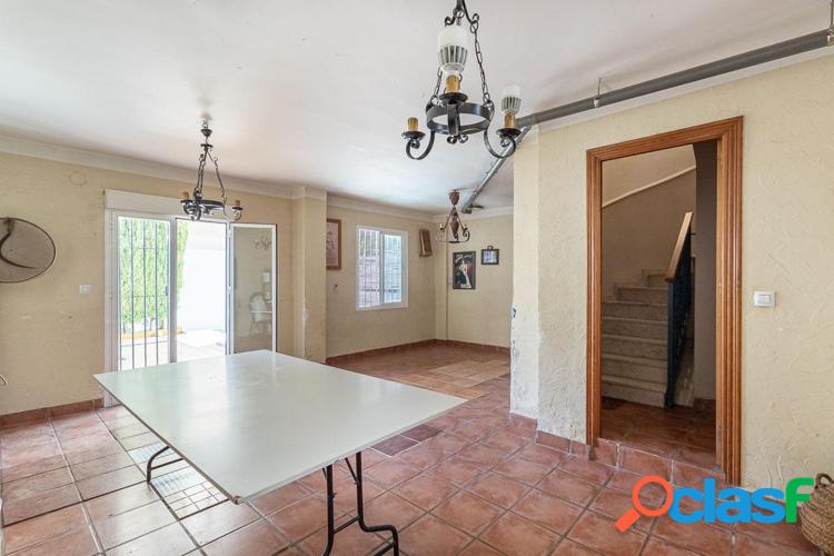 Casa pareada con 4 dormitorios y piscina a 5 minuto de Granada 6