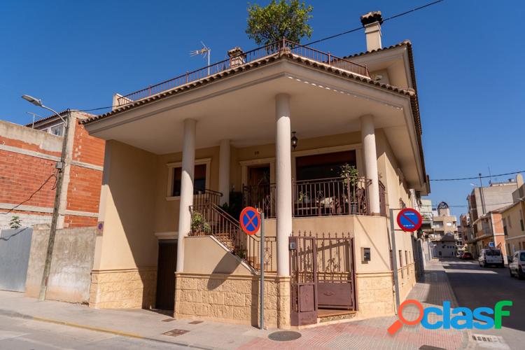 CHALET EN ESQUINA CON AMPLIO GARAJE Y SOL\xc3\x81RIUM EN RAFAL.