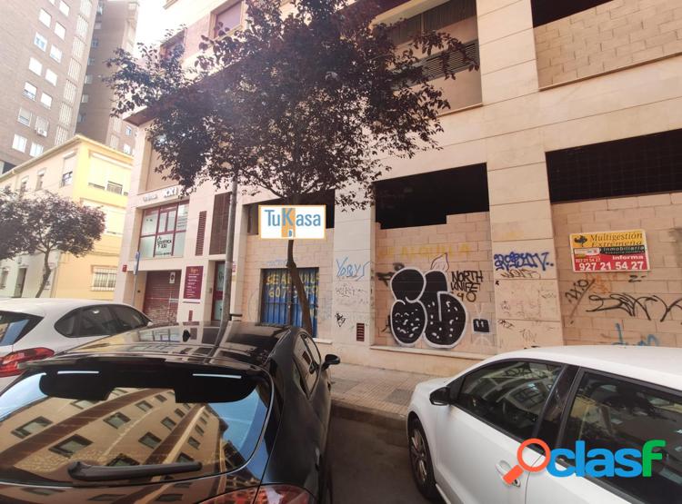 Gran Local comercial en bruto o semiacondicionado!! 4