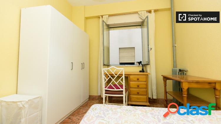 Habitaci/xc3/xb3n con ventana en el apartamento de 4 dormitorios, Realejo 2