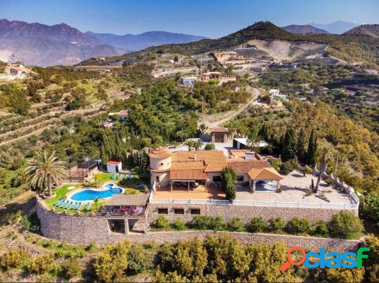 Oasis Tropical: Villa Exclusiva con Vistas al Mar.
