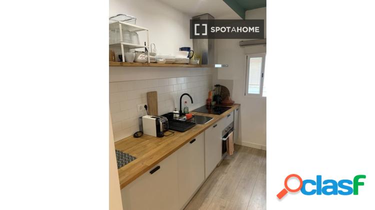 Piso de 2 habitaciones en alquiler en Embajadores, Madrid, gastos incluidos. 3