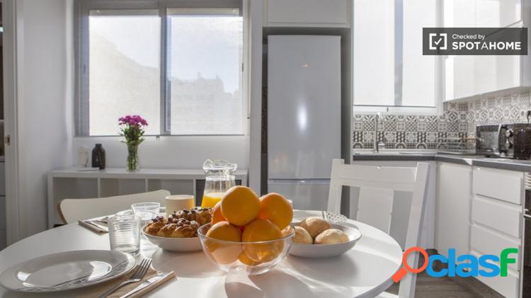Se alquila apartamento de 2 habitaciones en Russafa, gastos incluidos. 3
