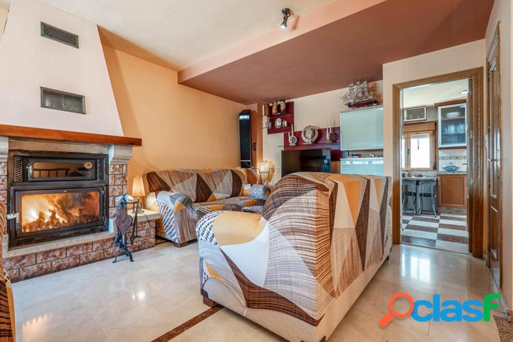 Preciosa casa unifamiliar de 3 dormitorios, 3 ba\xc3\xb1os, garaje doble y patio