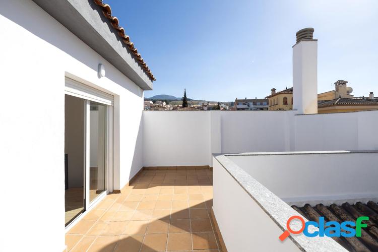 Amplia casa renovada, 3 dormitorios mas \xc3\xa1tico con terraza