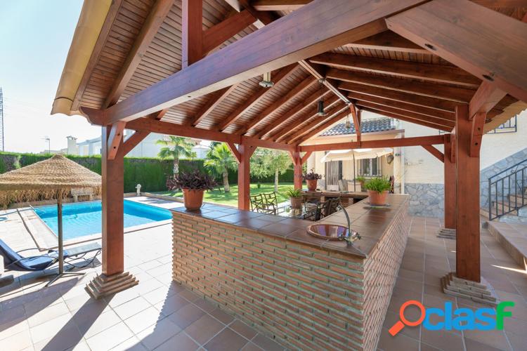 IMPONENTE CHALET EN OTURA 1