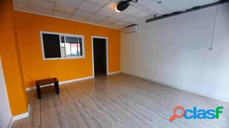 Local comercial de 93 m3 en zona de paso.
