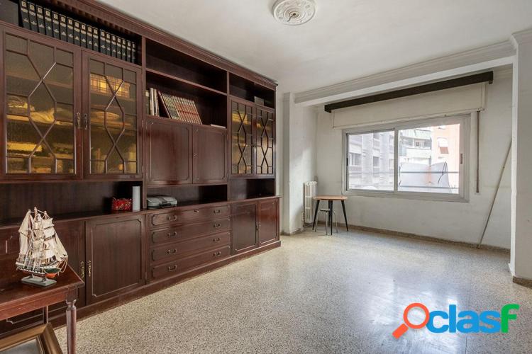 PISO EN PLENO CENTRO DE GRANADA