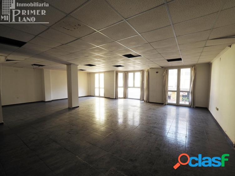 Se vende local en calle Don Victor en 1/xc2/xaa planta de un edificio de oficinas 1