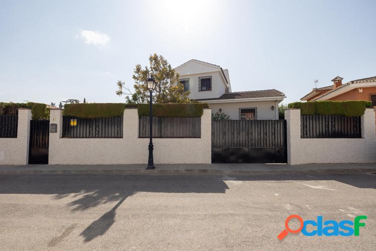 Urbanizaci\xc3\xb3n Los Chopos, Las Gabias. Parcela de 834 m2, vivienda en perfecto estado, completamente e