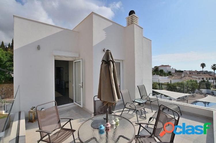 Villa de estilo contempor\xc3\x81neo con vistas parciales al mar
