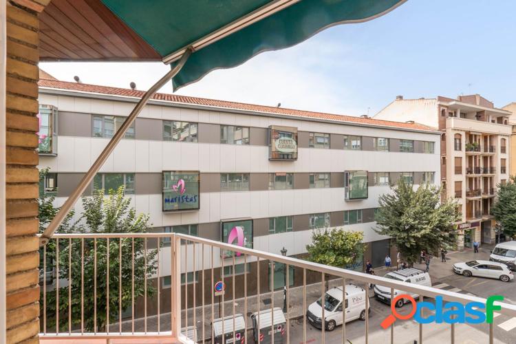 Amplio piso con garaje en Carril del Pic\xc3\xb3n de 5 habitaciones, 2 ba\xc3\xb1os y balc\xc3\xb3n