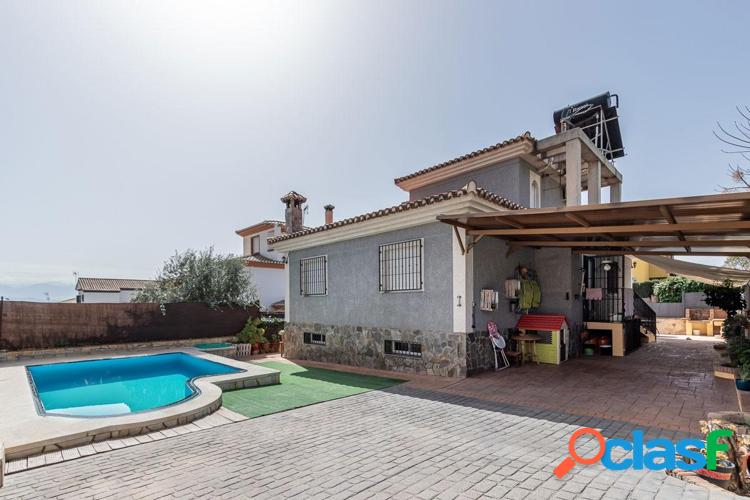 CHALET CON PISCINA EN ALBOLOTE