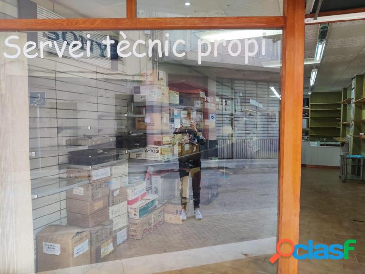 Local comercial grande con patio trasero 4