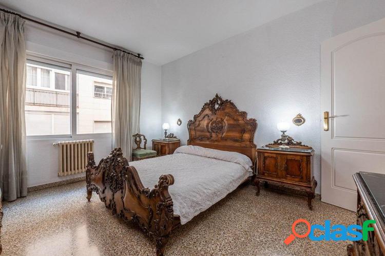 Pisazo con 6 dormitorios y 3 ba/xc3/xb1os en calle Ancha de Gracia 2