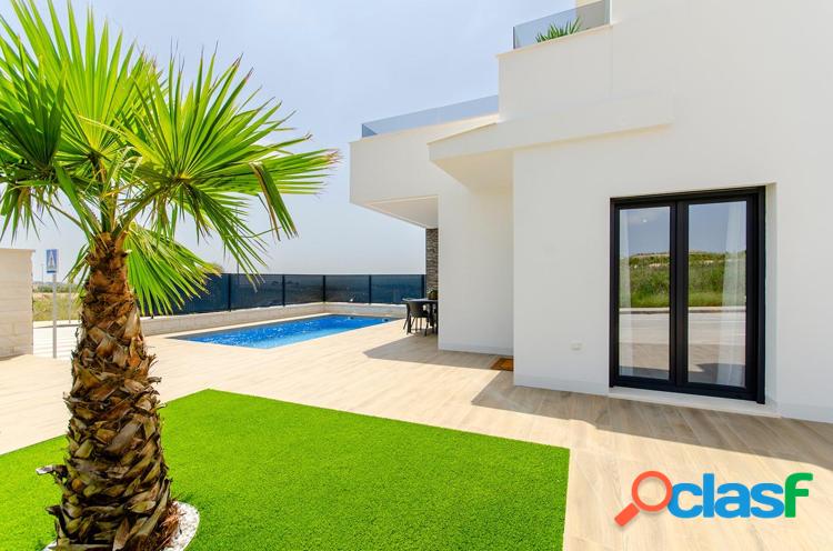 VIlla adosada con 3 dormitorios 3 ba/xc3/xb1os, piscina, parking y solar en Orihuela Golf 2